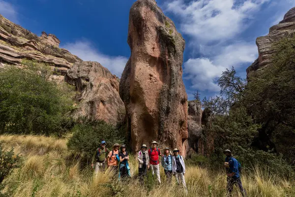Penguen Kanyonu 'ndaki nefes kesici Tinajani Kanyonu' nu keşfetmek doğanın saf güzelliği ve yükselen kaya oluşumları bizi suskun bırakıyor. Buradaki her adım zamanda yolculuk gibi geliyor. Puno Peru