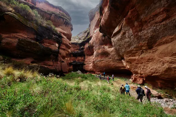 Penguen Kanyonu 'ndaki nefes kesici Tinajani Kanyonu' nu keşfetmek doğanın saf güzelliği ve yükselen kaya oluşumları bizi suskun bırakıyor. Buradaki her adım zamanda yolculuk gibi geliyor. Puno Peru
