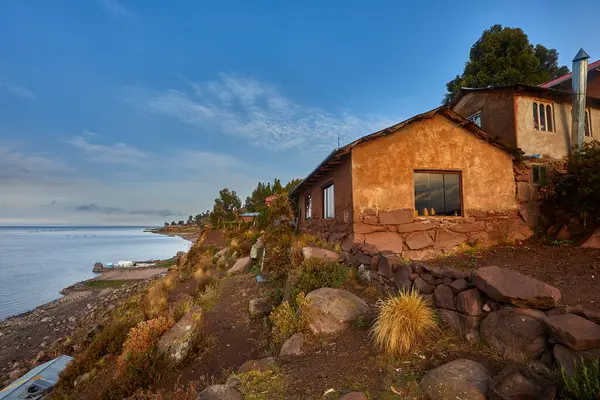 Capachica Yarımadası 'nda, çiçeklerin sıcacık göl kenarındaki bir evi ve taş bankları kucakladığı huzurlu bir köşe sizi Titicaca Gölü' nün muazzam güzelliğini durup takdir etmeye davet ediyor. Puno Peru