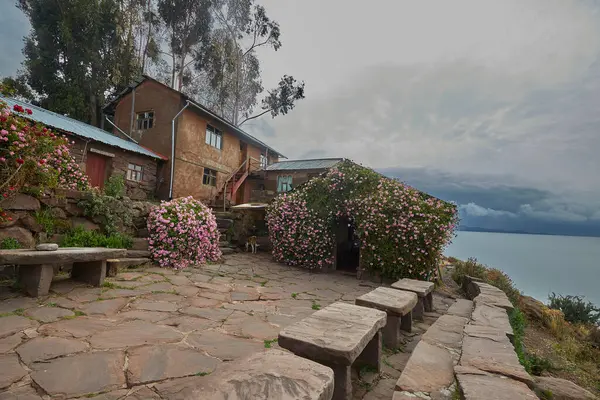 Capachica Yarımadası 'nda, çiçeklerin sıcacık göl kenarındaki bir evi ve taş bankları kucakladığı huzurlu bir köşe sizi Titicaca Gölü' nün muazzam güzelliğini durup takdir etmeye davet ediyor. Puno Peru