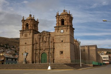 Puno Katedrali, Puno 'nun en önemli simgelerinden biridir. Katedral ana meydanda yer almaktadır, Plaza de Armas olarak bilinir..