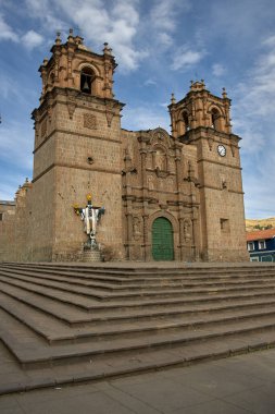 Puno Katedrali, Puno 'nun en önemli simgelerinden biridir. Katedral ana meydanda yer almaktadır, Plaza de Armas olarak bilinir..