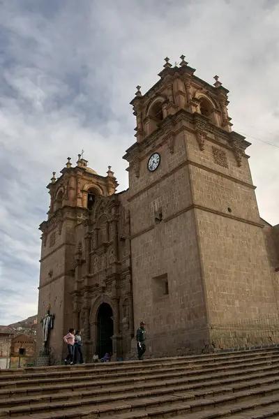 Puno Katedrali, Puno 'nun en önemli simgelerinden biridir. Katedral ana meydanda yer almaktadır, Plaza de Armas olarak bilinir..