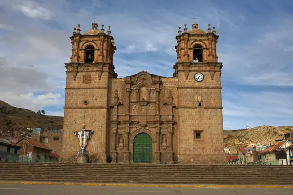Puno Katedrali, Puno 'nun en önemli simgelerinden biridir. Katedral ana meydanda yer almaktadır, Plaza de Armas olarak bilinir..