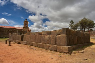 Puno- İnka Uyo-Peru 'daki Doğurganlık Tapınağı. Antik taş falluslarının yaşamın, bereketin ve atalarımızın inançlarının sembolü olarak durduğu yer. Chucuito 