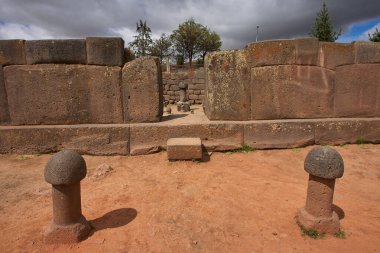 Puno- İnka Uyo-Peru 'daki Doğurganlık Tapınağı. Antik taş falluslarının yaşamın, bereketin ve atalarımızın inançlarının sembolü olarak durduğu yer. Chucuito 