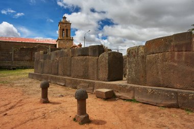 Puno- İnka Uyo-Peru 'daki Doğurganlık Tapınağı. Antik taş falluslarının yaşamın, bereketin ve atalarımızın inançlarının sembolü olarak durduğu yer. Chucuito 