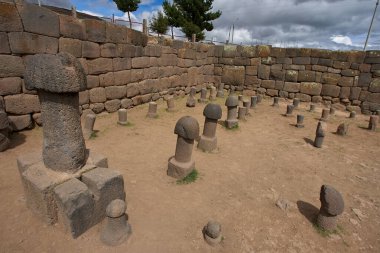 Puno- İnka Uyo-Peru 'daki Doğurganlık Tapınağı. Antik taş falluslarının yaşamın, bereketin ve atalarımızın inançlarının sembolü olarak durduğu yer. Chucuito 
