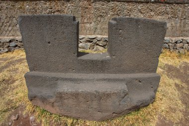 Puno- İnka Uyo-Peru 'daki Doğurganlık Tapınağı. Antik taş falluslarının yaşamın, bereketin ve atalarımızın inançlarının sembolü olarak durduğu yer. Chucuito 