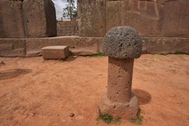 Puno- İnka Uyo-Peru 'daki Doğurganlık Tapınağı. Antik taş falluslarının yaşamın, bereketin ve atalarımızın inançlarının sembolü olarak durduğu yer. Chucuito 