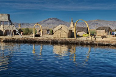 Uros Adaları 'nın büyüsünde kayboldum. Titicaca Gölü 'nde yüzen bu adalar insan yaratıcılığının ve esnekliğinin kanıtıdır. Tamamen sazlıklardan yapıldılar, Uru insanlarının evindeler. Puno Peru