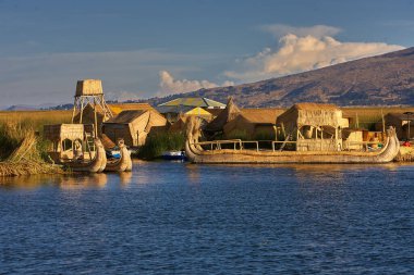 Uros Adaları 'nın büyüsünde kayboldum. Titicaca Gölü 'nde yüzen bu adalar insan yaratıcılığının ve esnekliğinin kanıtıdır. Tamamen sazlıklardan yapıldılar, Uru insanlarının evindeler. Puno Peru