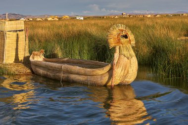 Uros Adaları 'nın büyüsünde kayboldum. Titicaca Gölü 'nde yüzen bu adalar insan yaratıcılığının ve esnekliğinin kanıtıdır. Tamamen sazlıklardan yapıldılar, Uru insanlarının evindeler. Puno Peru