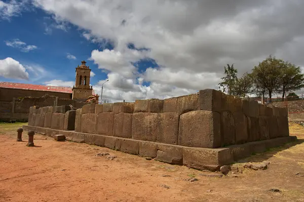Puno- İnka Uyo-Peru 'daki Doğurganlık Tapınağı. Antik taş falluslarının yaşamın, bereketin ve atalarımızın inançlarının sembolü olarak durduğu yer. Chucuito 