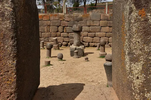 Puno- İnka Uyo-Peru 'daki Doğurganlık Tapınağı. Antik taş falluslarının yaşamın, bereketin ve atalarımızın inançlarının sembolü olarak durduğu yer. Chucuito 