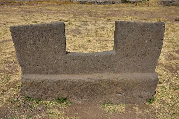 Puno- İnka Uyo-Peru 'daki Doğurganlık Tapınağı. Antik taş falluslarının yaşamın, bereketin ve atalarımızın inançlarının sembolü olarak durduğu yer. Chucuito 