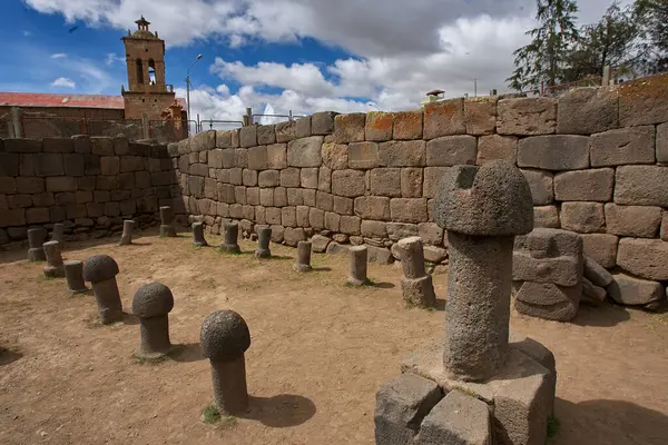 Puno- İnka Uyo-Peru 'daki Doğurganlık Tapınağı. Antik taş falluslarının yaşamın, bereketin ve atalarımızın inançlarının sembolü olarak durduğu yer. Chucuito 