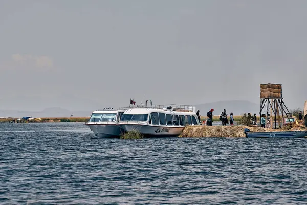 Uros Adaları 'nın büyüsünde kayboldum. Titicaca Gölü 'nde yüzen bu adalar insan yaratıcılığının ve esnekliğinin kanıtıdır. Tamamen sazlıklardan yapıldılar, Uru insanlarının evindeler. Puno Peru