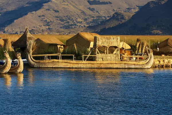 Uros Adaları 'nın büyüsünde kayboldum. Titicaca Gölü 'nde yüzen bu adalar insan yaratıcılığının ve esnekliğinin kanıtıdır. Tamamen sazlıklardan yapıldılar, Uru insanlarının evindeler. Puno Peru