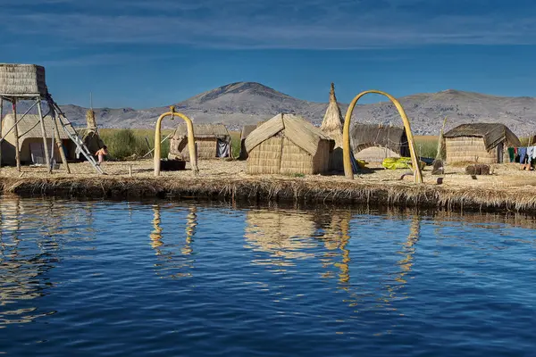Uros Adaları 'nın büyüsünde kayboldum. Titicaca Gölü 'nde yüzen bu adalar insan yaratıcılığının ve esnekliğinin kanıtıdır. Tamamen sazlıklardan yapıldılar, Uru insanlarının evindeler. Puno Peru