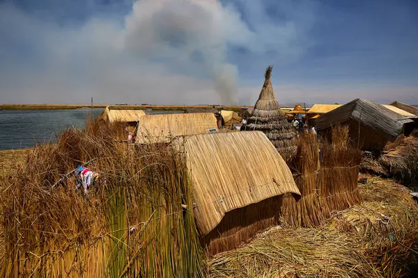 Uros Adaları 'nın büyüsünde kayboldum. Titicaca Gölü 'nde yüzen bu adalar insan yaratıcılığının ve esnekliğinin kanıtıdır. Tamamen sazlıklardan yapıldılar, Uru insanlarının evindeler. Puno Peru