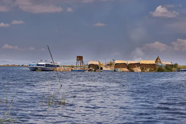 Uros Adaları 'nın büyüsünde kayboldum. Titicaca Gölü 'nde yüzen bu adalar insan yaratıcılığının ve esnekliğinin kanıtıdır. Tamamen sazlıklardan yapıldılar, Uru insanlarının evindeler. Puno Peru