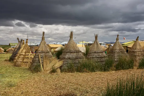 Uros Adaları 'nın büyüsünde kayboldum. Titicaca Gölü 'nde yüzen bu adalar insan yaratıcılığının ve esnekliğinin kanıtıdır. Tamamen sazlıklardan yapıldılar, Uru insanlarının evindeler. Puno Peru