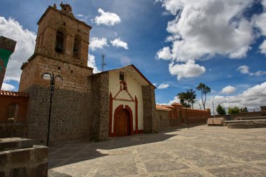 Altiplano 'nun tarihi cazibesi. Chucuito 'daki Santo Domingo Kilisesi, Titicaca Gölü' nün oradaki bir koloni mücevheri..