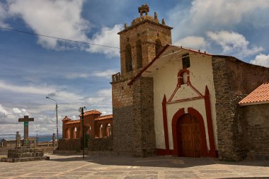 Altiplano 'nun tarihi cazibesi. Chucuito 'daki Santo Domingo Kilisesi, Titicaca Gölü' nün oradaki bir koloni mücevheri..