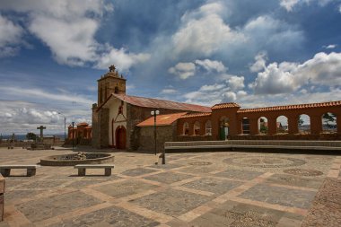 Altiplano 'nun tarihi cazibesi. Chucuito 'daki Santo Domingo Kilisesi, Titicaca Gölü' nün oradaki bir koloni mücevheri..