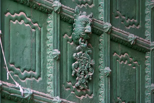 Puno Katedrali 'nin cephesi And barok güzelliğini İskoçya' nın kalbinde sömürgeci tarihsel simgelerle harmanlıyor.