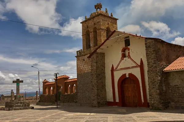 Altiplano 'nun tarihi cazibesi. Chucuito 'daki Santo Domingo Kilisesi, Titicaca Gölü' nün oradaki bir koloni mücevheri..