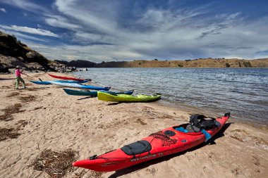 Titicaca Gölü 'ndeki deniz kayağı eşsiz ve unutulmaz bir deneyim olabilir, büyüleyici manzaraları, geleneksel toplulukları ve antik kültürleri keşfetmenize olanak sağlayabilir.