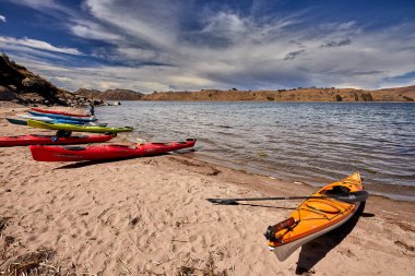 Titicaca Gölü 'ndeki deniz kayağı eşsiz ve unutulmaz bir deneyim olabilir, büyüleyici manzaraları, geleneksel toplulukları ve antik kültürleri keşfetmenize olanak sağlayabilir.