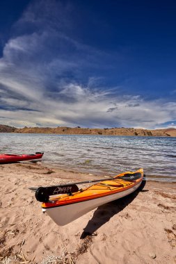 Titicaca Gölü 'ndeki deniz kayağı eşsiz ve unutulmaz bir deneyim olabilir, büyüleyici manzaraları, geleneksel toplulukları ve antik kültürleri keşfetmenize olanak sağlayabilir.