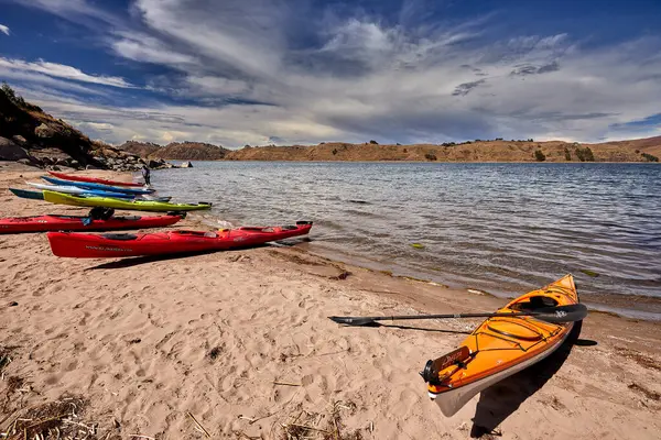Titicaca Gölü 'ndeki deniz kayağı eşsiz ve unutulmaz bir deneyim olabilir, büyüleyici manzaraları, geleneksel toplulukları ve antik kültürleri keşfetmenize olanak sağlayabilir.