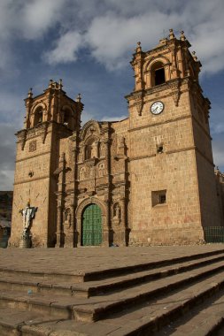 Puno Katedrali 'nin cephesi And barok güzelliğini İskoçya' nın kalbinde sömürgeci tarihsel simgelerle harmanlıyor.