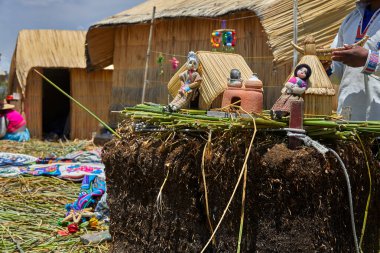 Bir Uros adamı, yüzyıllardır Titicaca Gölü 'nde yüzen adalar inşa etme tekniğini tutkuyla açıklar..
