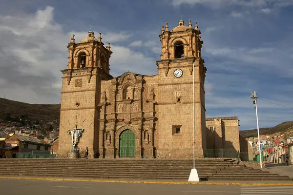 Puno Katedrali 'nin cephesi And barok güzelliğini İskoçya' nın kalbinde sömürgeci tarihsel simgelerle harmanlıyor.