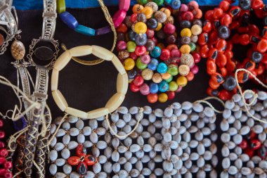 organik Amazon el sanatları huayruro tohumları (Ormosia coccinea) ile süslenmiştir. Şans, koruma ve yağmur ormanlarındaki doğa ve kültür arasındaki derin bağın sembolleri. İquitos Peru.