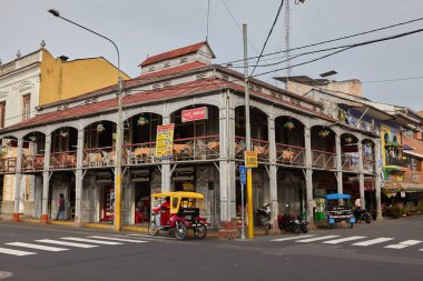 Iquitos 'un kalbinde gururla duran La Casa de Fierro, kauçuk patlaması döneminin bir kalıntısı. Parisli kökenli ve Amazon ruhlu demir bir ev. Tarih ve mimari.
