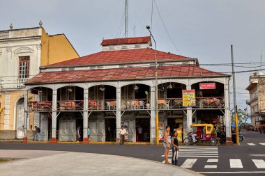 Iquitos 'un kalbinde gururla duran La Casa de Fierro, kauçuk patlaması döneminin bir kalıntısı. Parisli kökenli ve Amazon ruhlu demir bir ev. Tarih ve mimari.