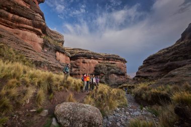 Penguen Kanyonu 'ndaki nefes kesici Tinajani Kanyonu' nu keşfetmek doğanın saf güzelliği ve yükselen kaya oluşumları bizi suskun bırakıyor. Buradaki her adım zamanda yolculuk gibi geliyor. Puno Peru