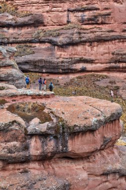 Penguen Kanyonu 'ndaki nefes kesici Tinajani Kanyonu' nu keşfetmek doğanın saf güzelliği ve yükselen kaya oluşumları bizi suskun bırakıyor. Buradaki her adım zamanda yolculuk gibi geliyor. Puno Peru