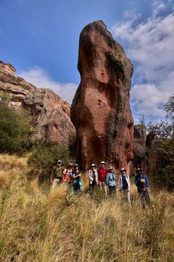 Penguen Kanyonu 'ndaki nefes kesici Tinajani Kanyonu' nu keşfetmek doğanın saf güzelliği ve yükselen kaya oluşumları bizi suskun bırakıyor. Buradaki her adım zamanda yolculuk gibi geliyor. Puno Peru