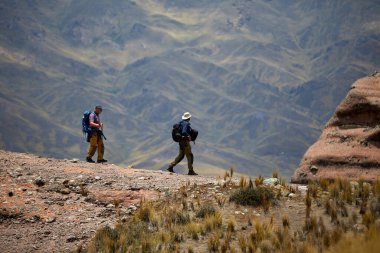Penguen Kanyonu 'ndaki nefes kesici Tinajani Kanyonu' nu keşfetmek doğanın saf güzelliği ve yükselen kaya oluşumları bizi suskun bırakıyor. Buradaki her adım zamanda yolculuk gibi geliyor. Puno Peru