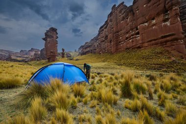 Penguen Kanyonu 'ndaki nefes kesici Tinajani Kanyonu' nu keşfetmek doğanın saf güzelliği ve yükselen kaya oluşumları bizi suskun bırakıyor. Buradaki her adım zamanda yolculuk gibi geliyor. Puno Peru