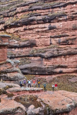 Penguen Kanyonu 'ndaki nefes kesici Tinajani Kanyonu' nu keşfetmek doğanın saf güzelliği ve yükselen kaya oluşumları bizi suskun bırakıyor. Buradaki her adım zamanda yolculuk gibi geliyor. Puno Peru