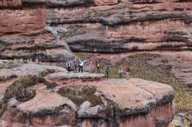 Penguen Kanyonu 'ndaki nefes kesici Tinajani Kanyonu' nu keşfetmek doğanın saf güzelliği ve yükselen kaya oluşumları bizi suskun bırakıyor. Buradaki her adım zamanda yolculuk gibi geliyor. Puno Peru
