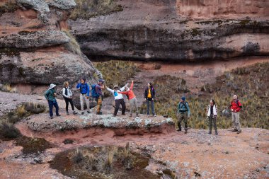 Penguen Kanyonu 'ndaki nefes kesici Tinajani Kanyonu' nu keşfetmek doğanın saf güzelliği ve yükselen kaya oluşumları bizi suskun bırakıyor. Buradaki her adım zamanda yolculuk gibi geliyor. Puno Peru